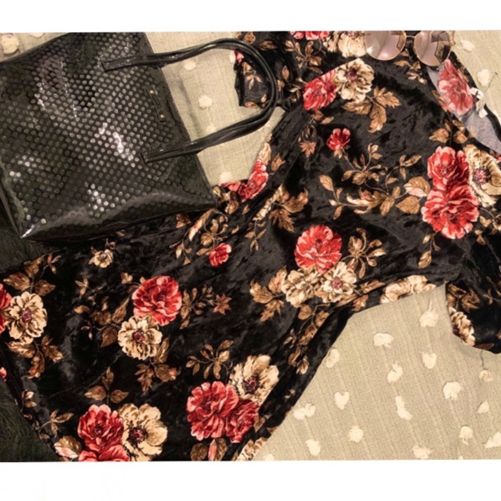 Gorgeous Boutique Floral velvet dress!